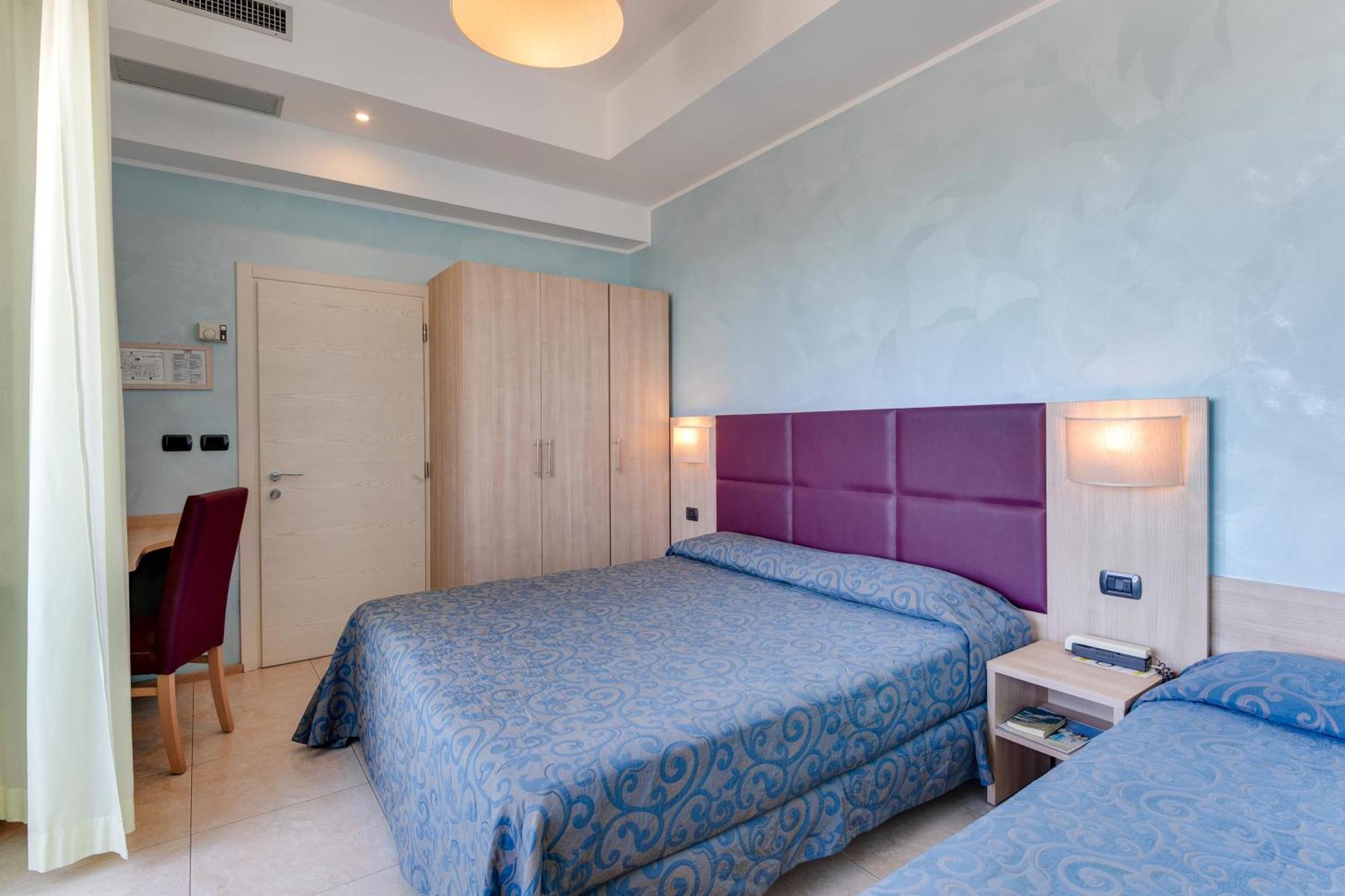Chambre Quadruple avec Balcon et Vue Partielle sur Mer