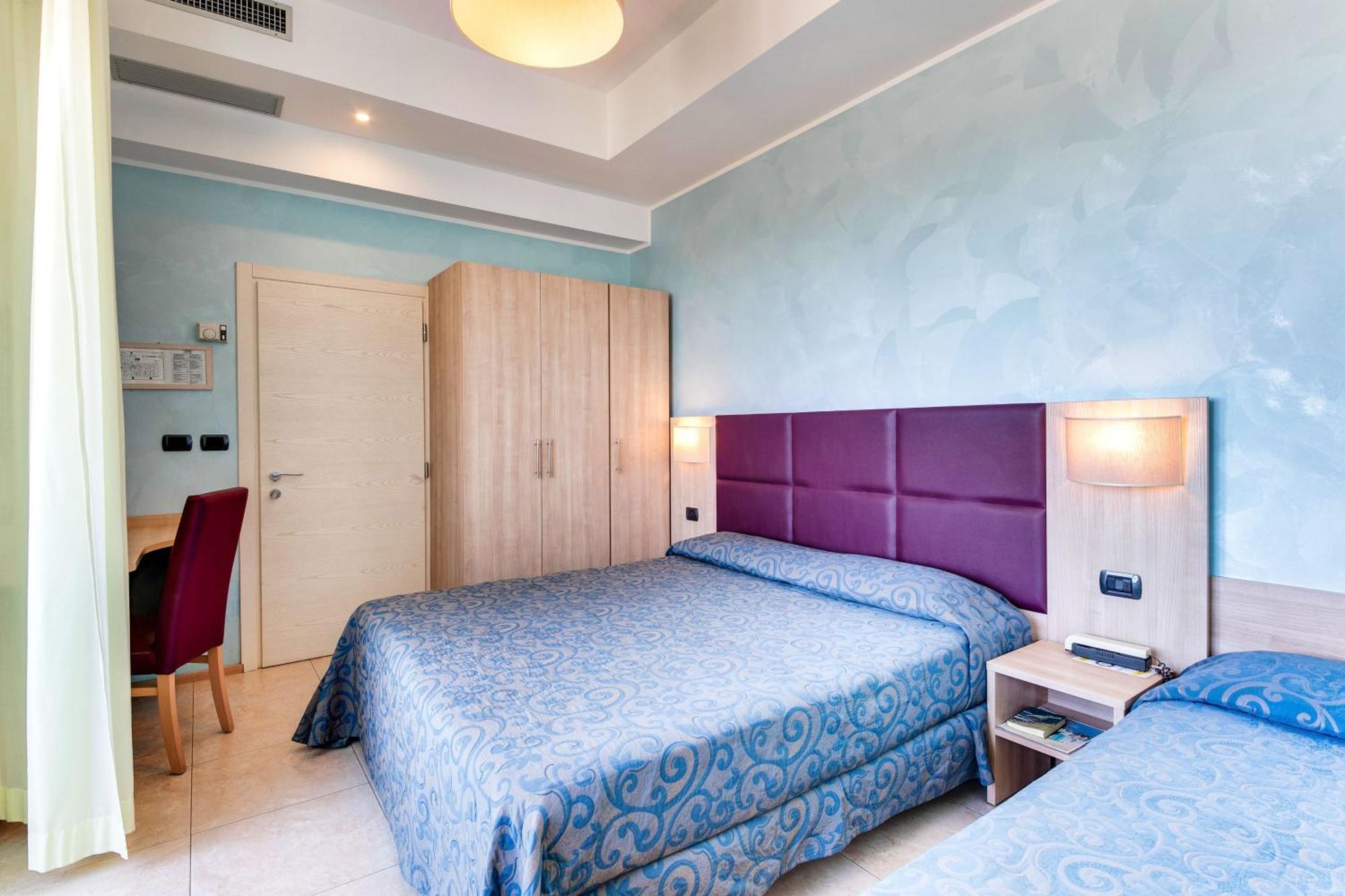 Chambre Triple avec Balcon et Vue Partielle sur la Mer